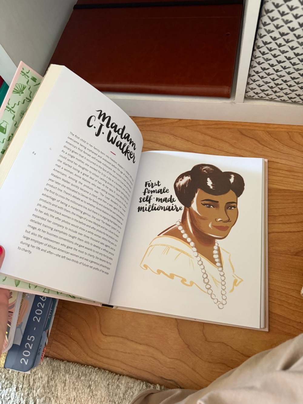 BAD GIRLS TABLE BOOK - Picture 5 of 7
